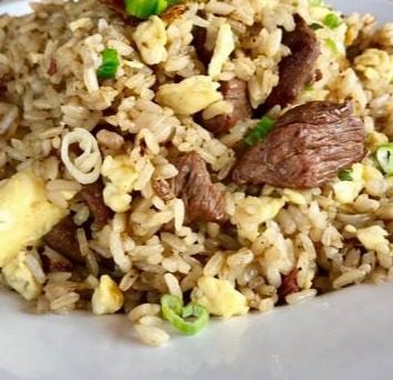 Fuente de Arroz Chaufa de Carne