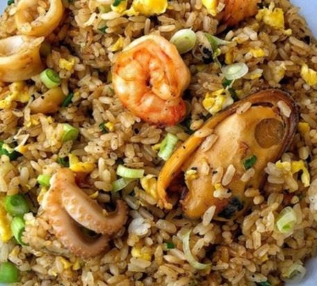 Fuente de Arroz Chaufa de Mariscos