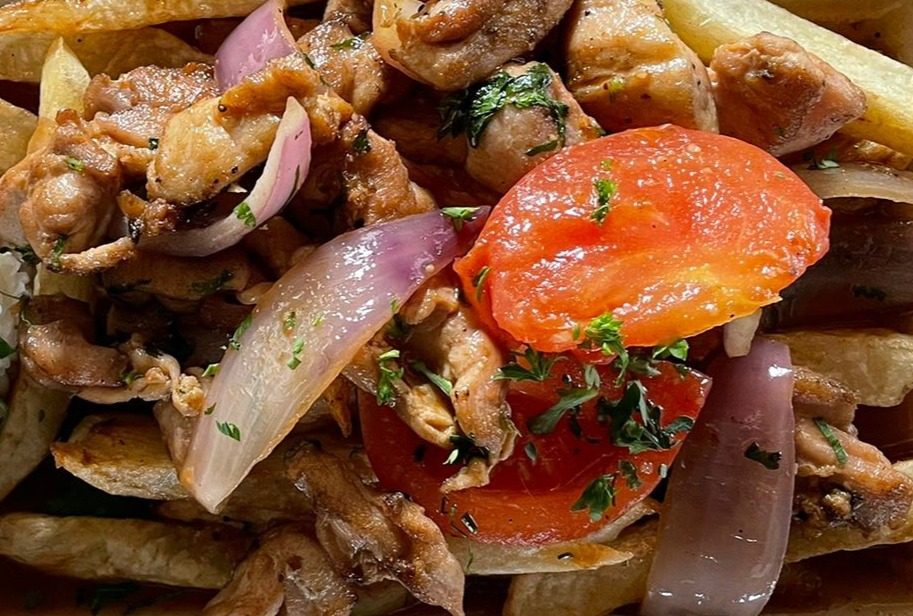 Fuente Saltado de Pollo
