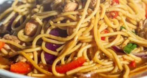 Fuente Tallarín Saltado con Mariscos
