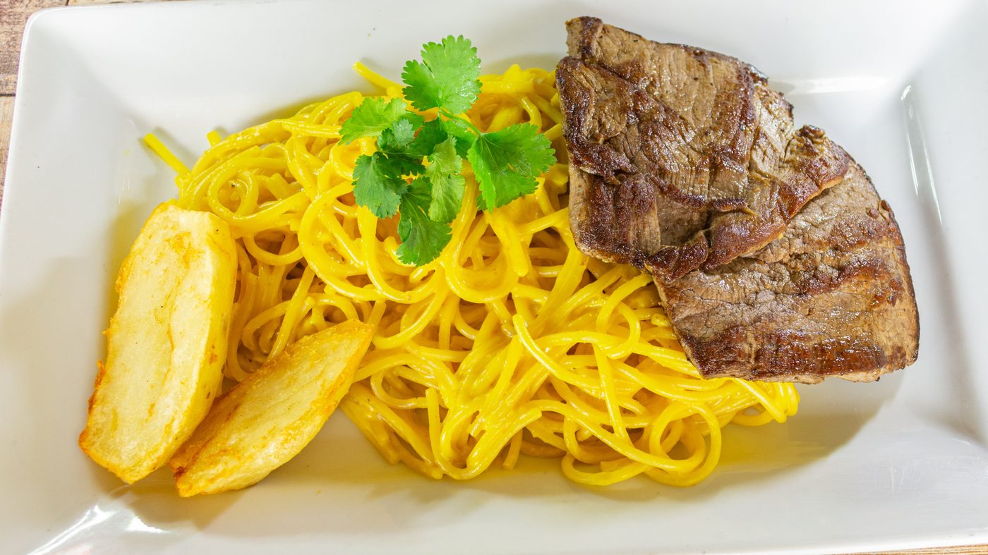 Tallarín a la Huancaína con Bistec
