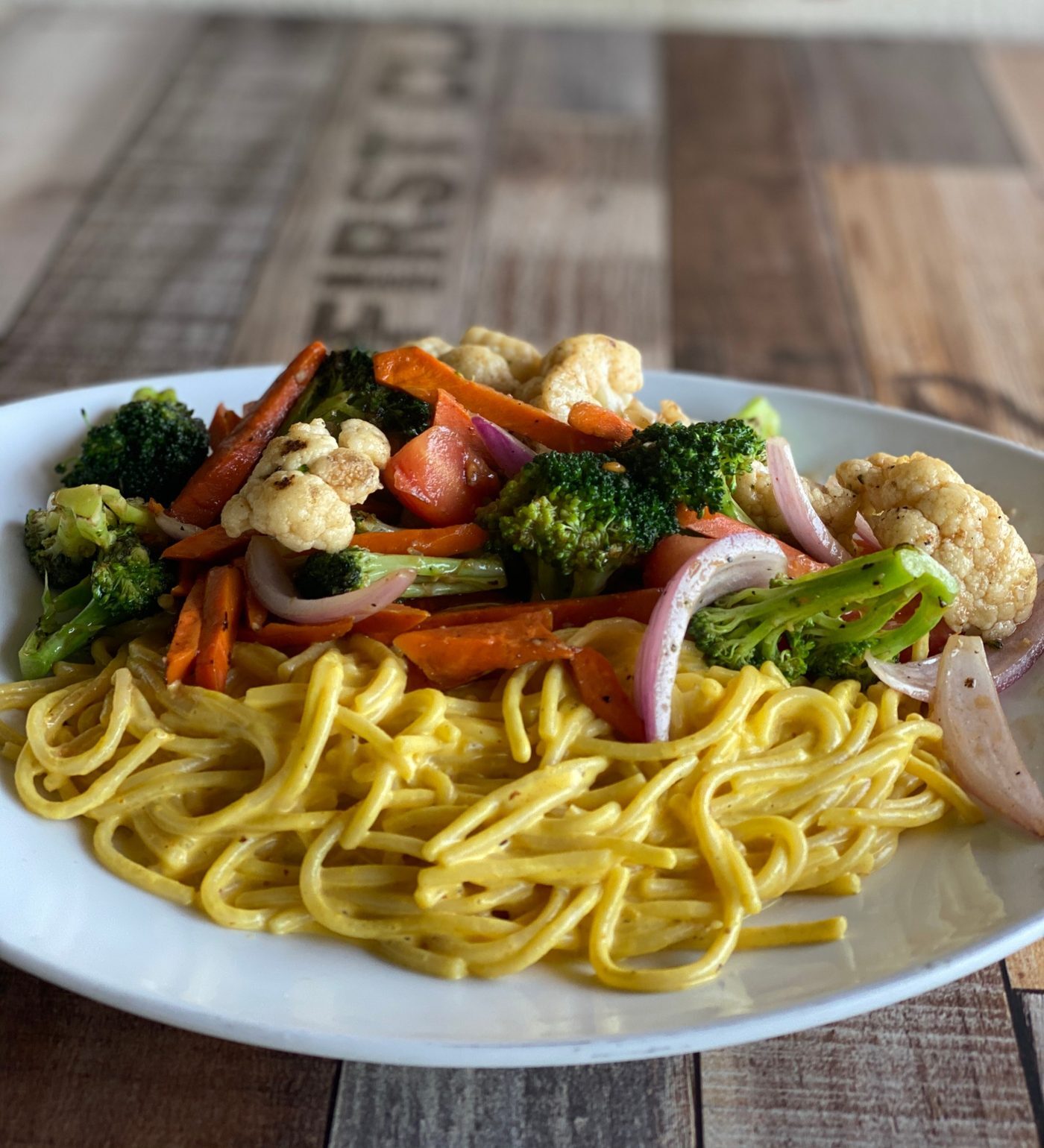 Tallarín a la Huancaína con Vegetales Saltados